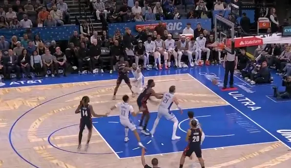 哈登运球干拔三分再中，开局3中3连砍8分3助攻